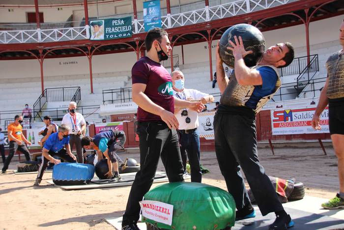 Izetatarrek jantzi dute txap 2 1624130512387