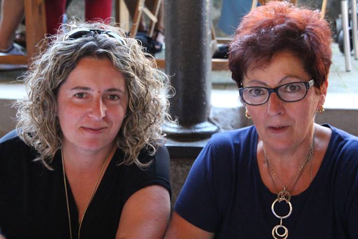 Helduak mahaiaren bueltan, e 7 1502640620393