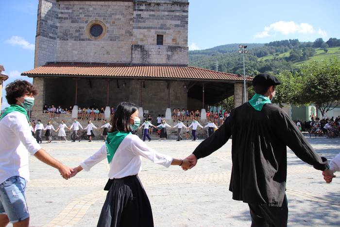 Berriro ere elkarri eskutik  13 1632576977016