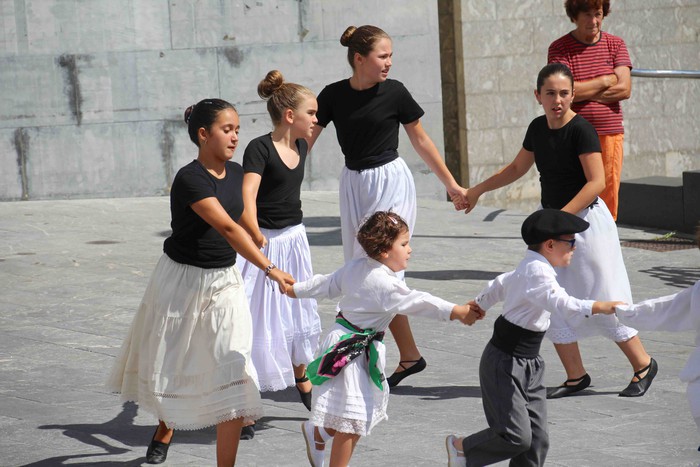 Emakumeak Adunako Axeri-dantzan, lehen aldiz - 26