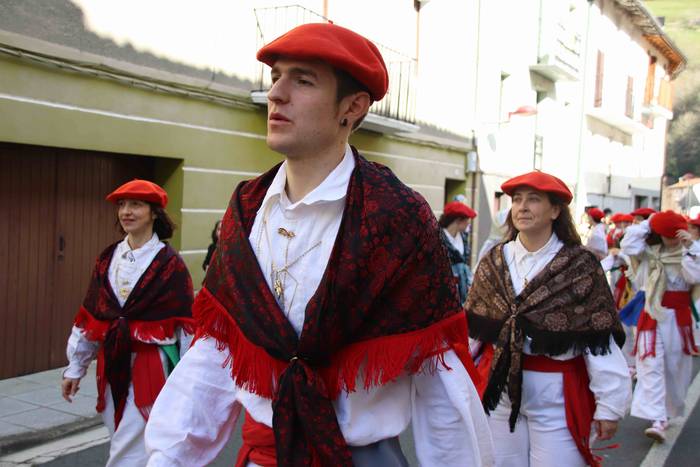 Dantzatzen duen herria 16 1581859437219