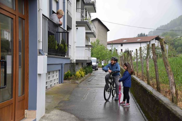 Haurrak kalera atera dira 1 1587900335329