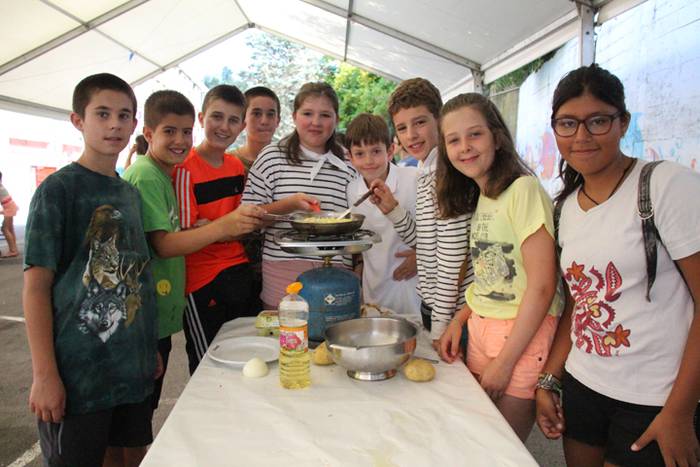 Haurrak beren dohaiak erakusten 16 1469532226545