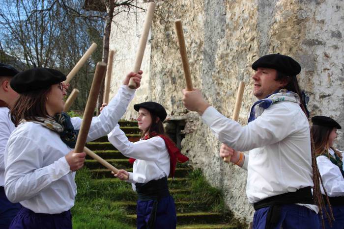 Ajerik gabe, makila eta lau  6 1551617743820