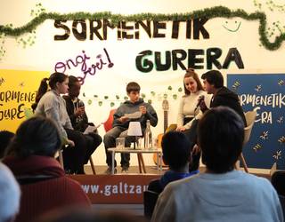 Aitor Bedia elkarrizketatu dute Ikaztegietako gazteek