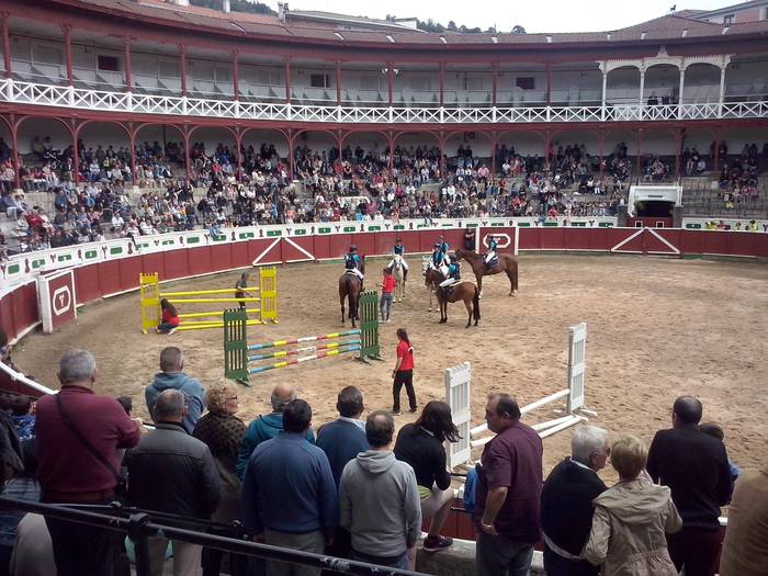 Zaldi erakustaldia Tolosa zezen plaza 1 1466419126331