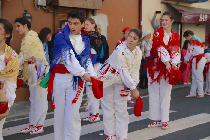 Dantzatzen duen herria 33 1581859453737