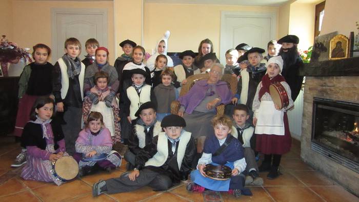 Gabon eskea eta olentzero 2015 14 1450964170085