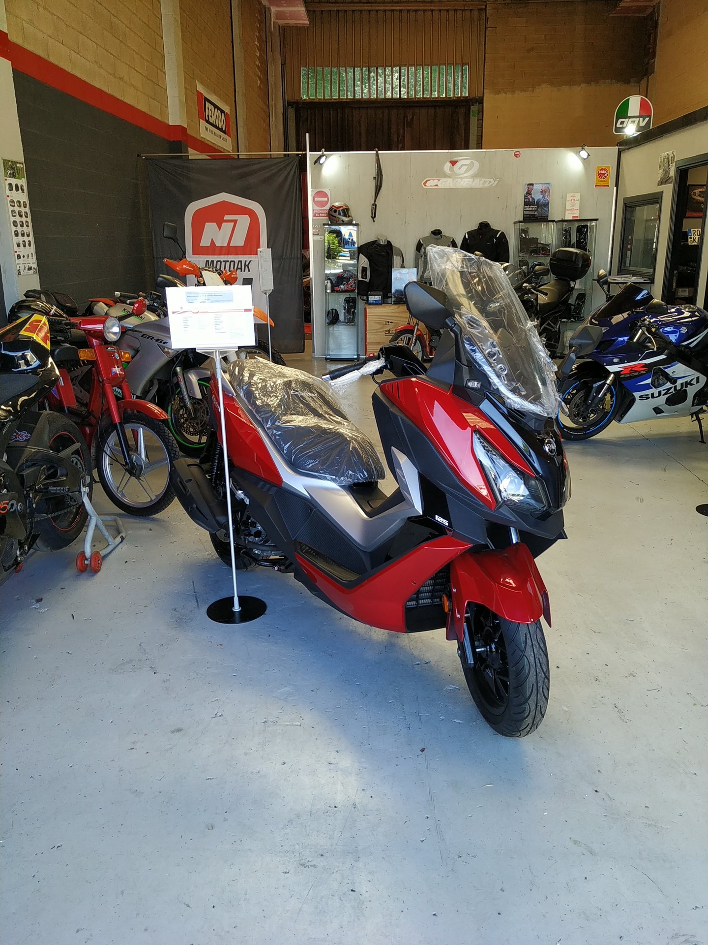 Motozikleta eta ziklomotor garaje berria