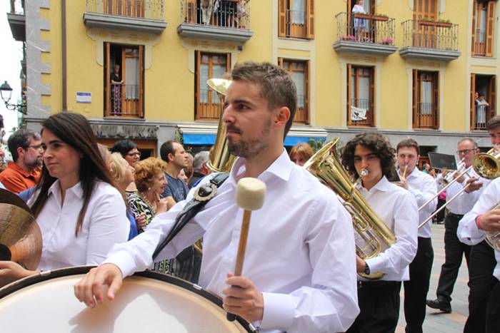 Santuek eta dantzariek poztu 68 1498312552188