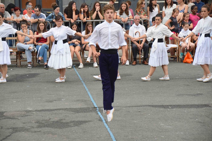 Soka dantzak jende ugari bildu du Errebote plazan - 42