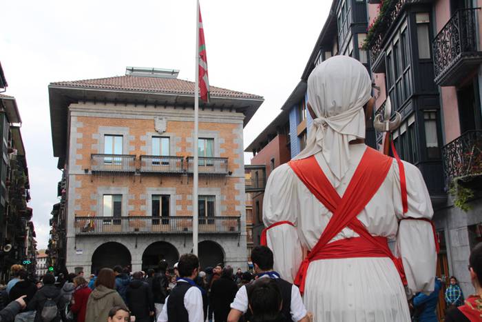 Babarrunaren aitzakian, Eusk 13 1511017381366