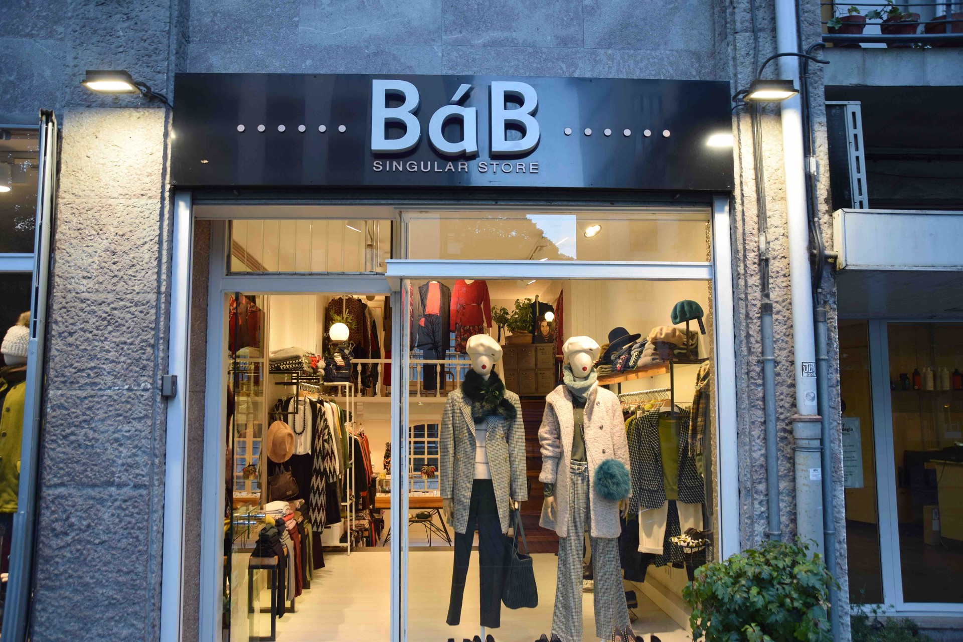 BàB. Ezaugarri bereziak