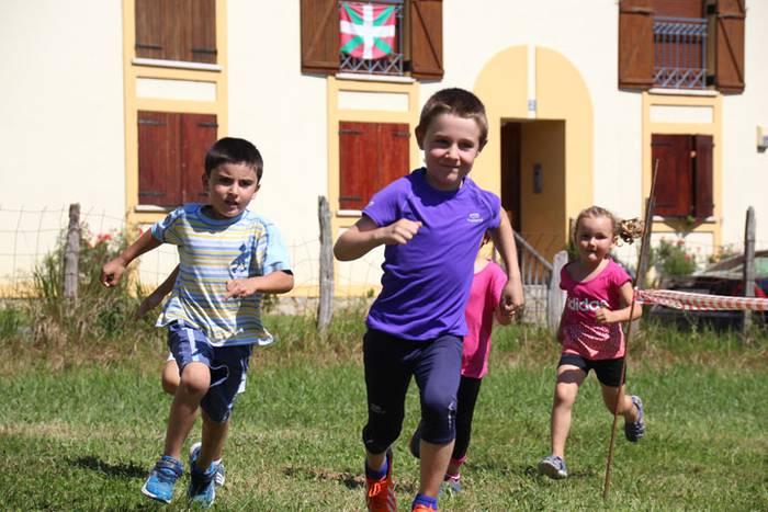 Herriko gaztetxoek korrika hasi dute eguna 5 1471088384257