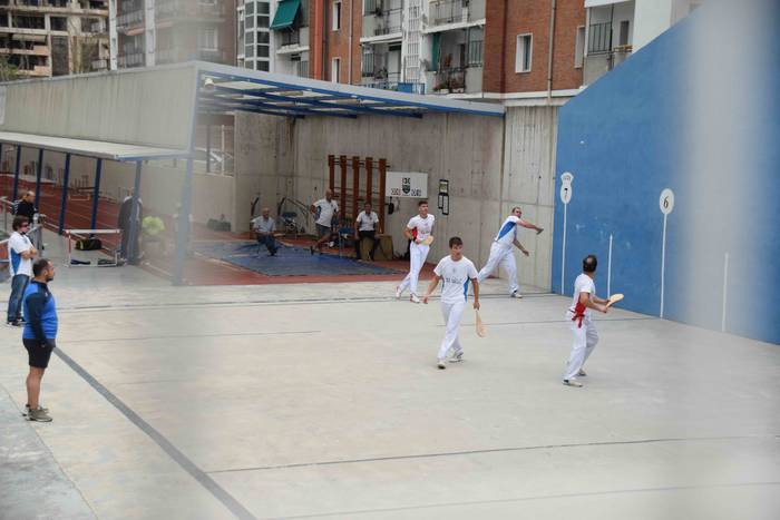 Txapelak jantzi dituzte 52.  23 1627714821010