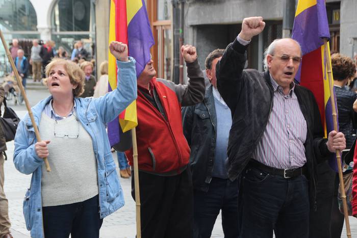 Errepublikar bandera Tolosako udaletxean 6 1460805576686