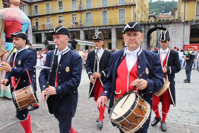 Santuek eta dantzariek poztu 148 1498313006156