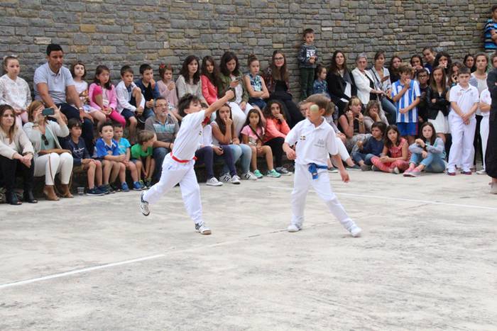 Jaietako egun handia ospatzen ari dira Asteasun 42 1467203741723