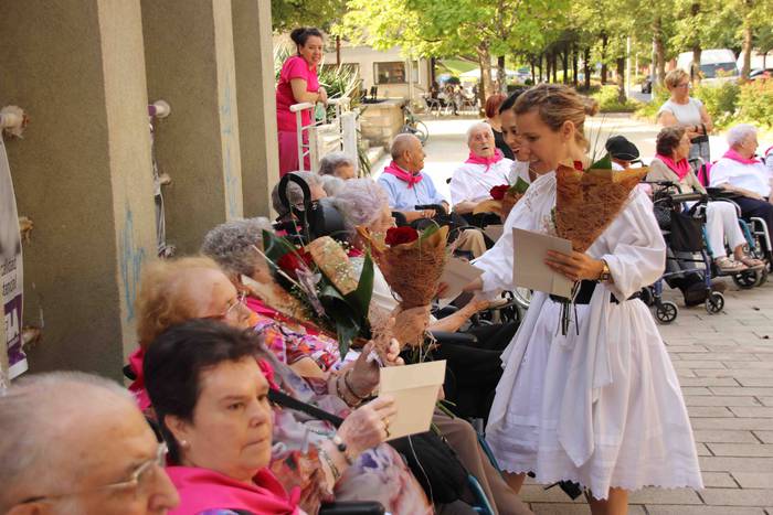 Helduenei dantza eginez hasi 19 1564057640822