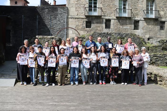 Harreman berriak eraikiko dituzte mahaiaren bueltan