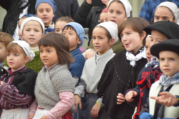 Ibarrako Uzturpe ikastolakoak gabon eskean 48 1545653485132