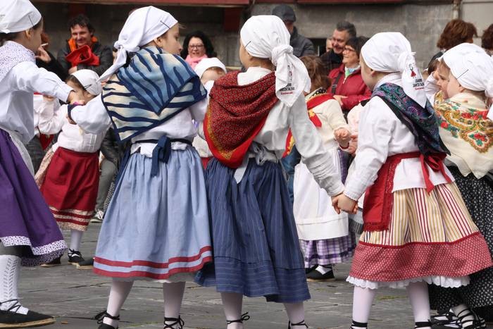Erromeria eta Dantzari Txikia eguneko afarirako sarrera bikoitza zozkatuko dugu