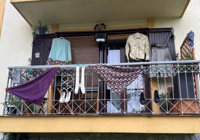 Balkoiak eta leihoak apainduz ospatzen ari dira Dantzaren Eguna