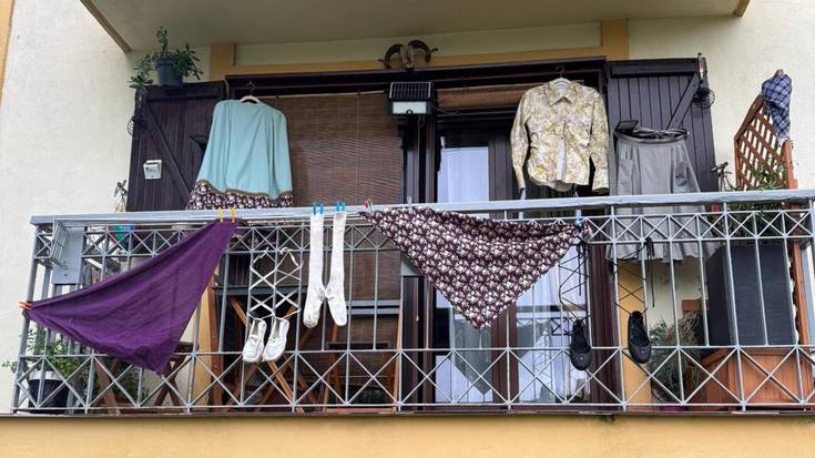 Balkoiak eta leihoak apainduz ospatzen ari dira Dantzaren Eguna