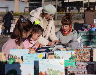 Plazaren goxotasunean bildu dira nekazari eta artisauak