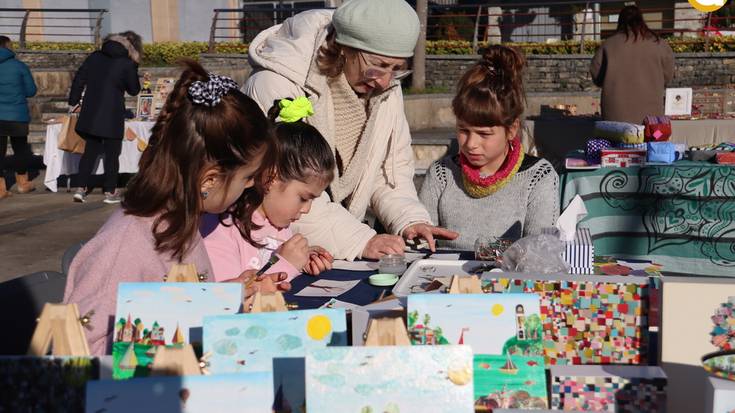 Plazaren goxotasunean bildu dira nekazari eta artisauak