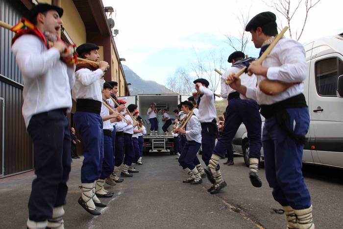 Ajerik gabe, makila eta lau  50 1551618058365