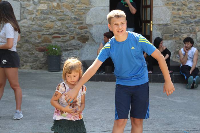 Festak hastearekin batera, j 4 1502727237277