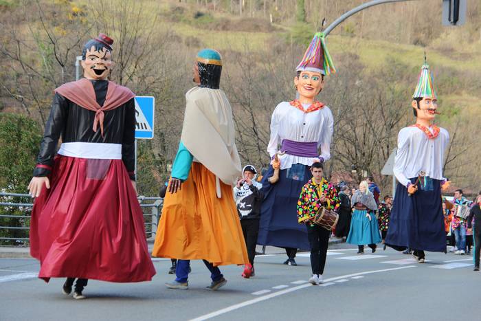 Eskolako ikasleek abiatuko dute mozorro festa Ikaztegietan