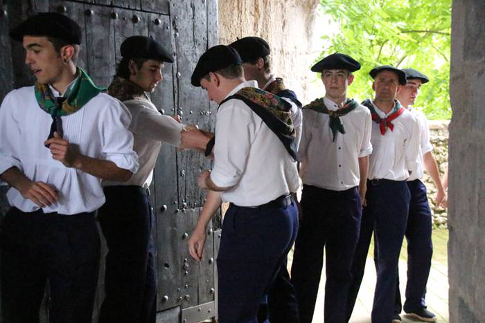 Jaietako egun handia ospatzen ari dira Asteasun 11 1467203356071