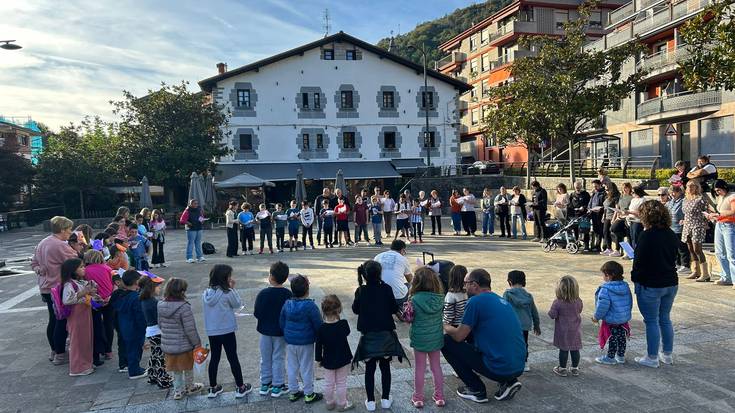 Hileko azken ostiraletan euskal doinuz betetzen da Berrobiko plaza