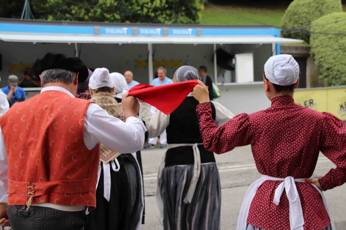 Larrain dantza egin dute Ama 9 1562505574558