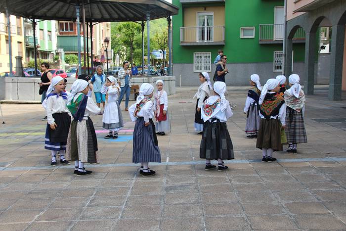 Haurrek alaitu dituzte kalea 27 1494677908283