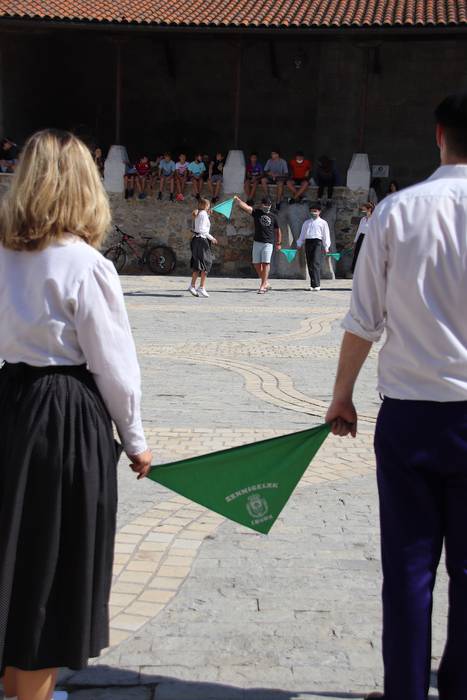 Berriro ere elkarri eskutik  83 1632576985234