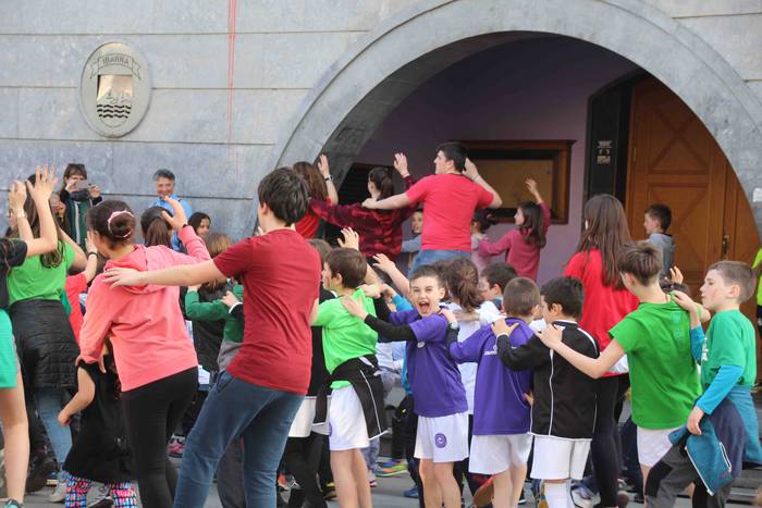 Txikienek eman diote hauspoa 42 1555155560104