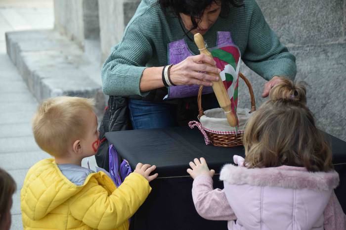 Eskuz esku ibili dute lekuko 34 1555085936457