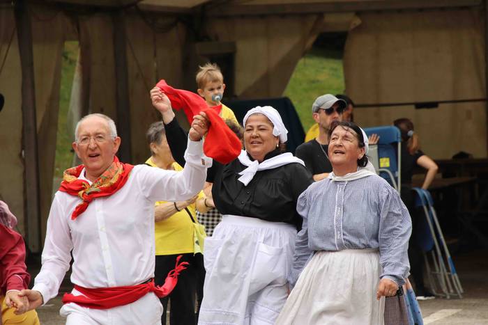 Larrain dantza egin dute Ama 32 1562505588029