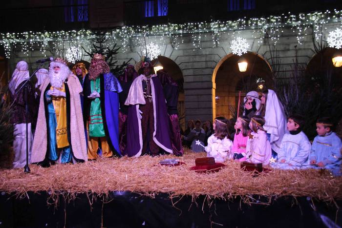 Errege magoen desfilea tolos 1 1546717622951