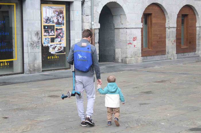 Haurrak kalera atera dira 37 1587900348076