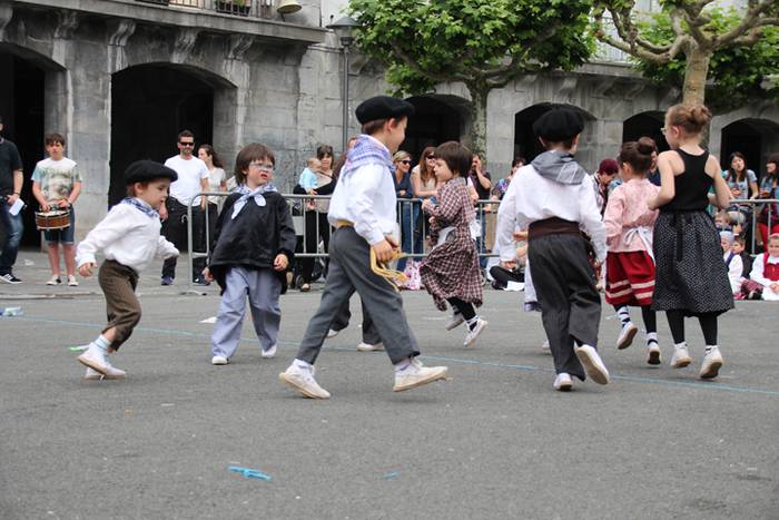 Dantzari txiki eguna Villabonan 3 1465749468601