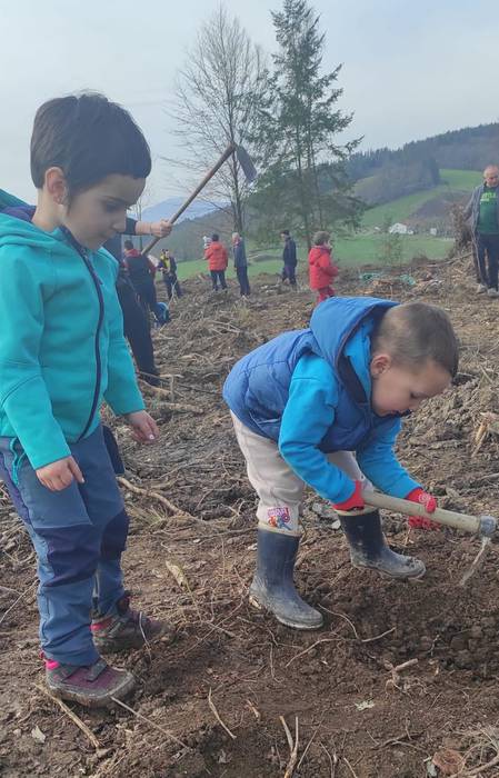 Zuhaitz Eguna ospatzen ari d 15 1644670098930