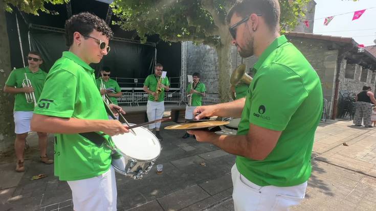 Iraunkorrak txaranga Adunako festetan