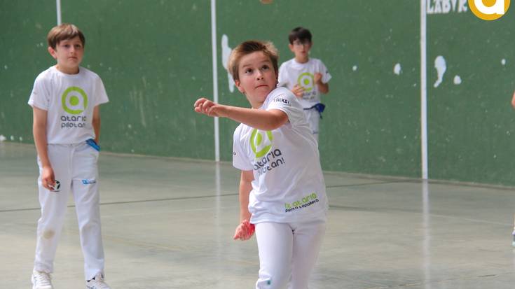 Eskuz jardun dute benjaminek Larraulen