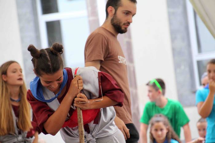 Lotsak ez du lekurik salontz 29 1565373549259