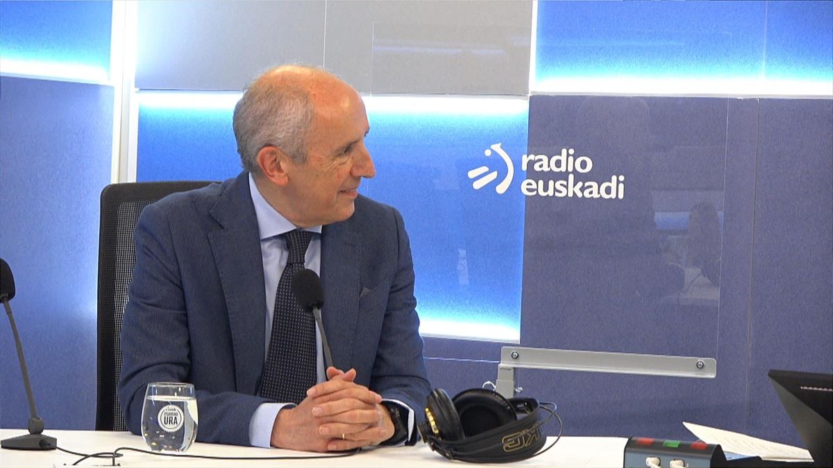 «Botilak jaurtitzen ari ziren pertsonekin batera zegoen»