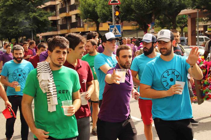 Kalean gora eta behera, kuad 54 1564506820576